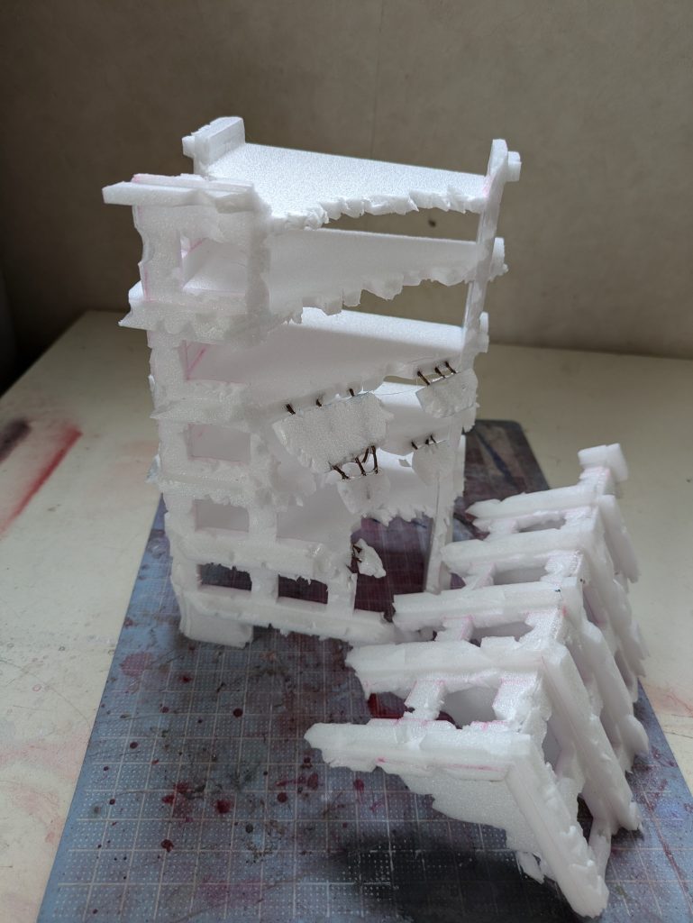 発泡スチロールカッターでぶった斬り、むしって折って…針金を使って崩れた床が鉄骨で垂れ下がっている感じに…