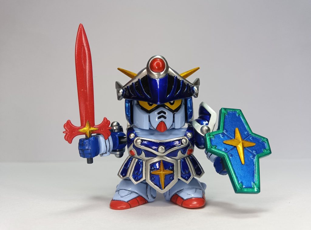 当時は何とも思わなかったけどRPGをやるようになって気付いたのが、ナイトガンダムの初期HP500というのはナイトガンダム本体(軽装形態)+初期装備の合計値では?ということ。 皇騎士ガンダムのジーアーマーのように、初期装備の上から装備するなら単純にHPがプラスされるのも分かりますが、OVAはともかく、原作ともいえるカードダス(プラモや各種ゲームも)では明らかに初期装備とは別物。 三種の神器を全て装備するとHPの最低値が1000になるバフがかかるのか?