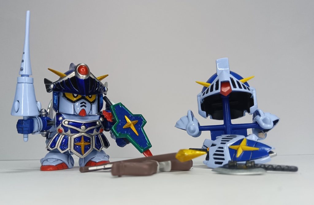 「オーノホ ティムサコ タラーキー!!」OVAでは石板の呪文を唱えると、通常装備が三種の神器に変化しました。超戦士ガンダム野郎で狼馬舞留人が、ガンキラー制作のデータ取りのために天地大河に贈ったSFCカセットで、大河はナイトガンダムを使用。 SDスピリット指数はHPの1/10なのでナイトガンダムは50、三種の神器装備が100だったときに、アレ?おかしい…と思いました。 このとき勝手に石板の力で×10なのかと思い込みましたが、だとしてもスペリオルドラゴン作ればガンキラー瞬殺出来たのでは? (ダルタニアン岡崎の元祖SDが数値100の浮羅威矢にやられてたか) ちなみに、HP2000のバーサルナイトガンダムのSDスピリット指数は140、ナイトフライヤーを展開すると160、これは当時の主人公機、大福将軍の数値が 163なので忖度されたのは子供ながらに感じました。