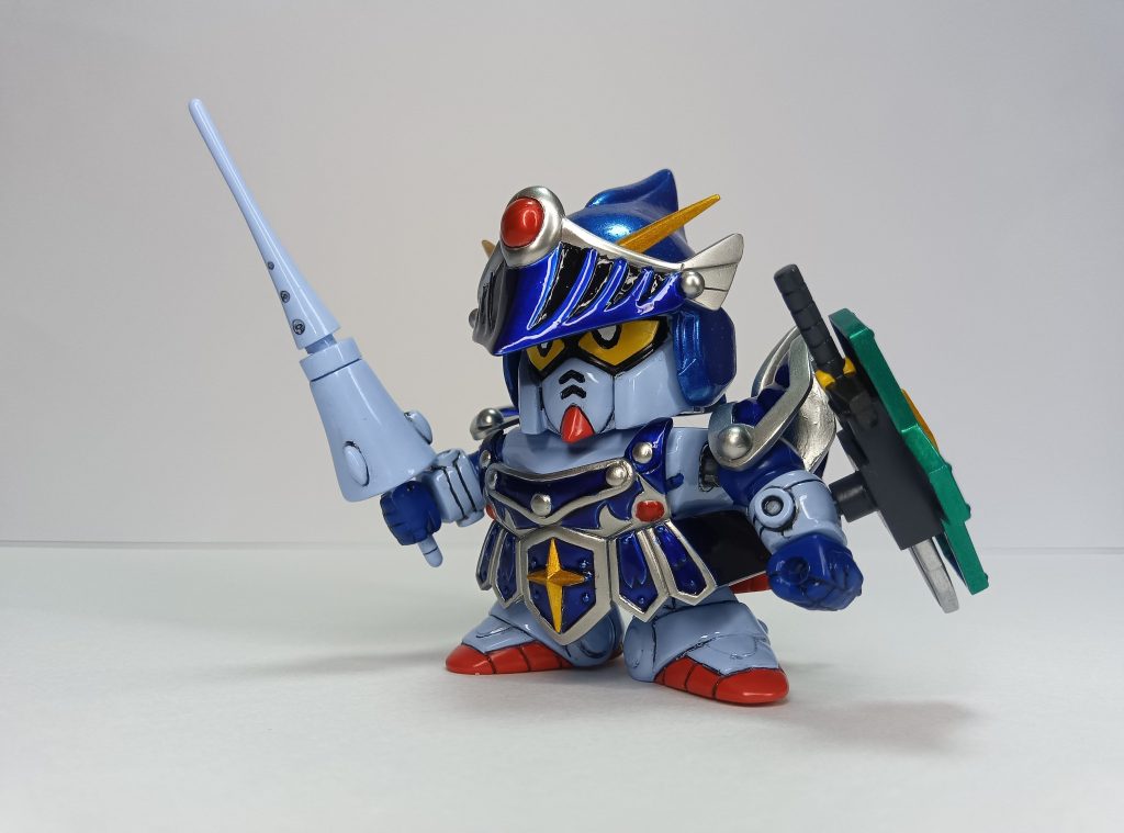 ということで自分が思う基本装備、ナイトサーベルを持たせました。 バーサルナイトも電磁ランスとバーサルソード装備だったので、やはりコレが基本型では?ちなみに、背中のウイングがでかくてケンタウロス形態が上手く決まりませんでした。