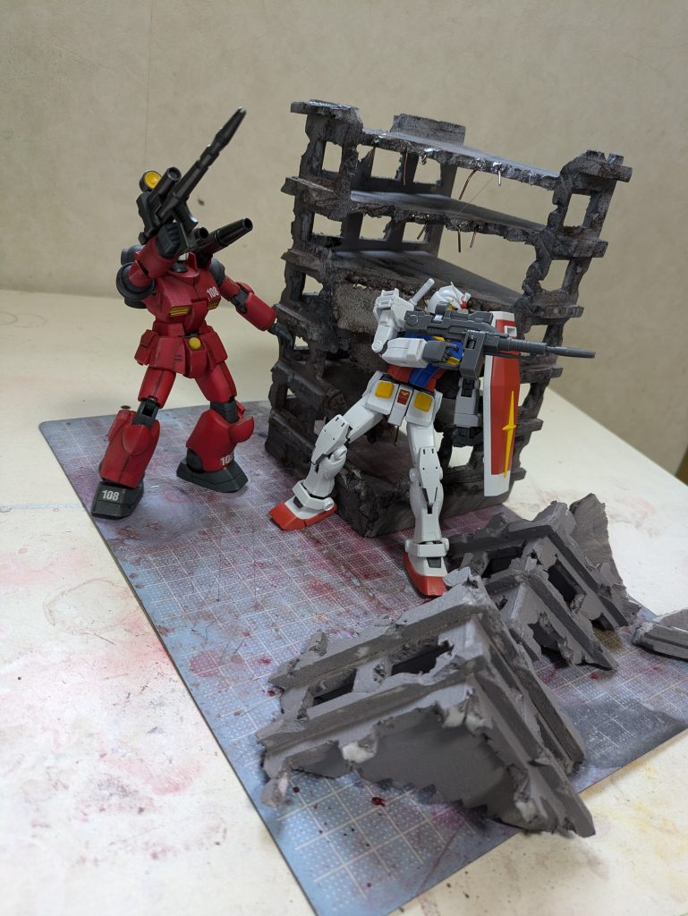 ビルをグレーで塗装して、ガンプラ置いてイメージを…
