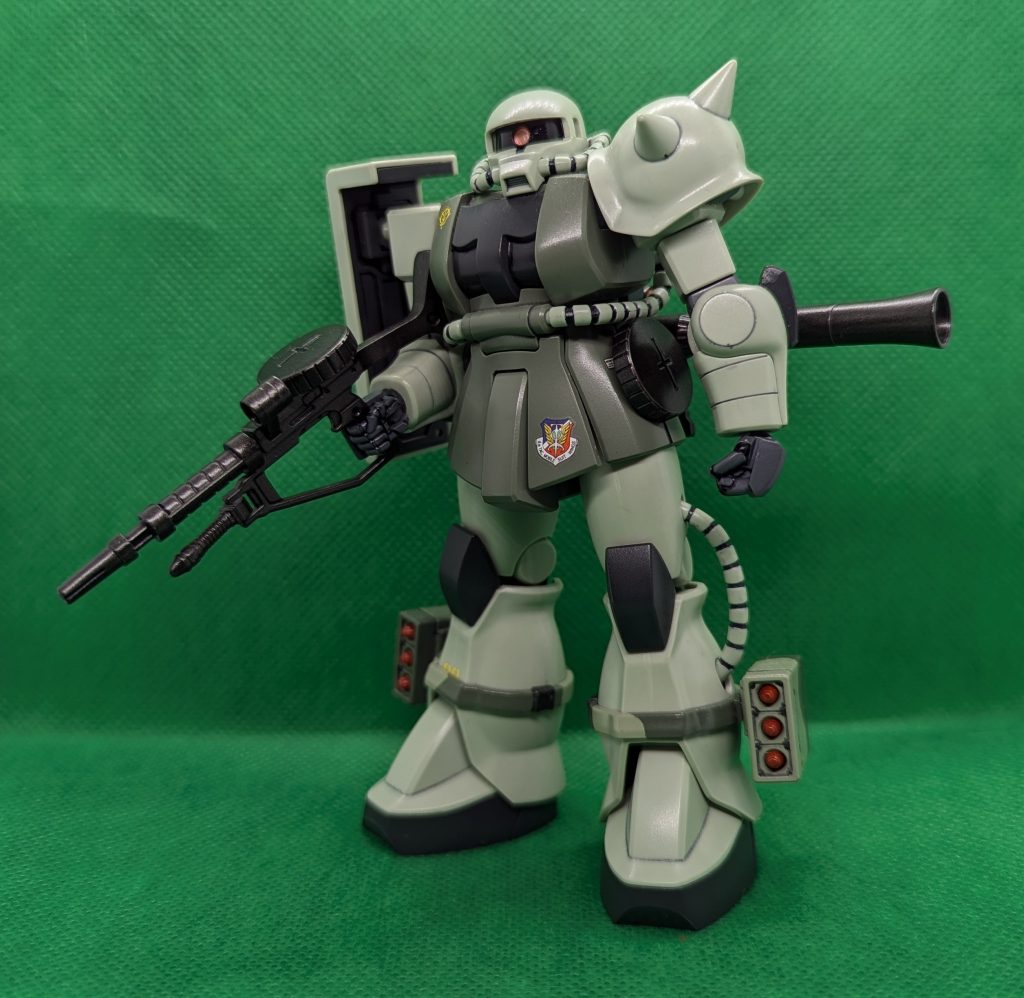 腰の後ろにバズーカを懸架した状態。何故かヒートホークだけ見当たらず、非装備となってます(汗)作ったハズなんだけど、ドコいったかな…?