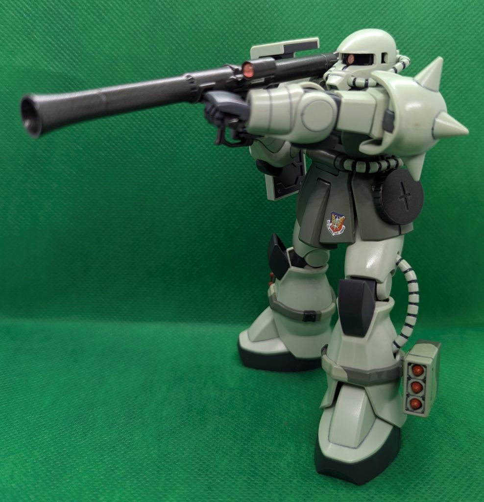 ザクバズーカを構えるの図。こちらのサイトレンズにもクリアパーツを埋め込んでます。