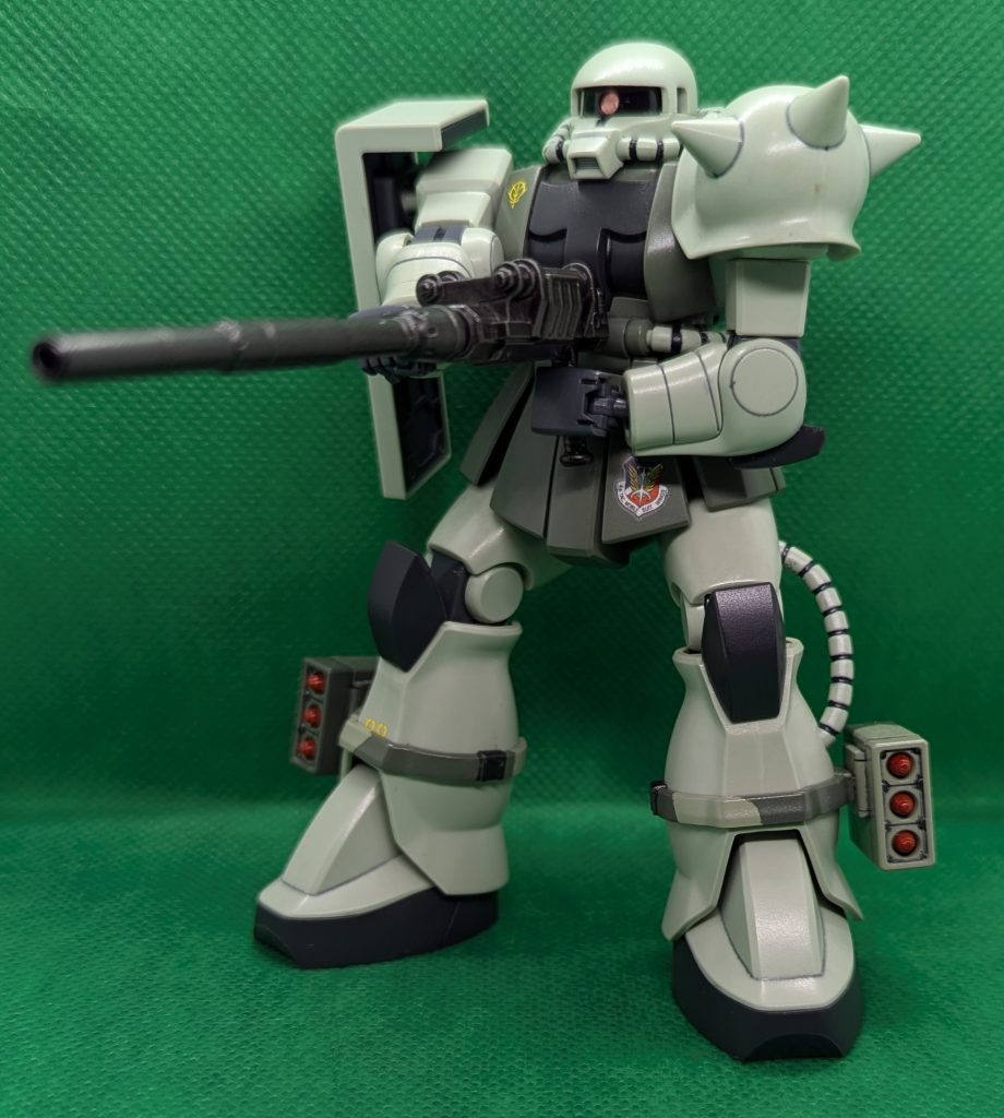 マゼラアタック砲も構えるの図。 いずれの射撃武装もフォアグリップが付きますが、肩に引き出し関節が内蔵されているため難なく構えることが出来ます。脚部に装備したミサイルポッドは何を思ったか迷彩風に塗り分けてますね。