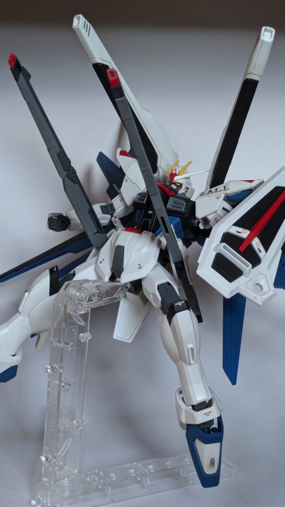 ハイマットフルバーストで。フリーダム好きにはたまりませんw　腰のレールガンは一部rgのものに。