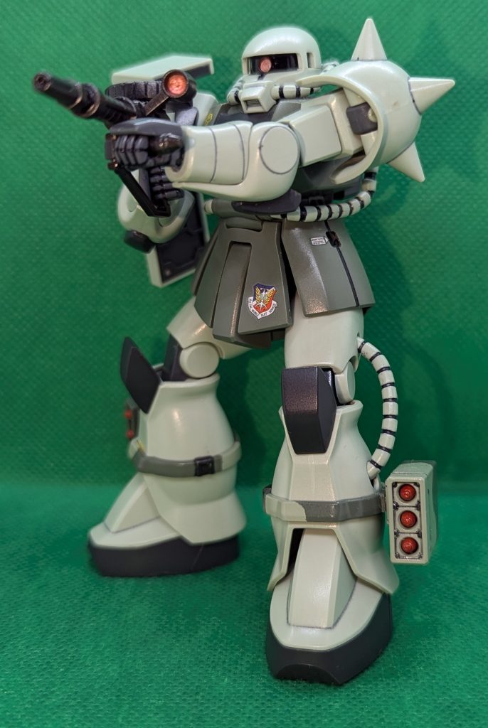 ザクマシンガンを構えるの図。モノアイとサイトレンズにはクリアパーツを埋め込んでます。手首はビルドナックルだかハンズだかに交換してます。