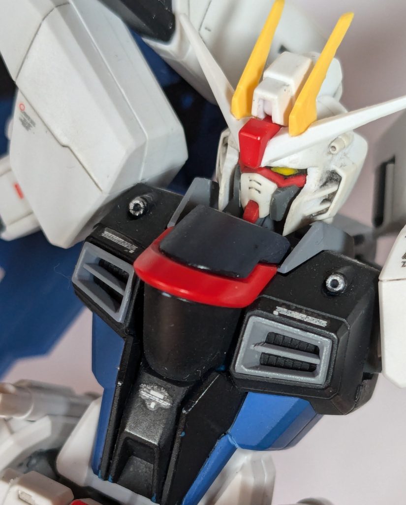 胸部のバルカンはクロームシルバーで塗り分けました。正直ムズかった、