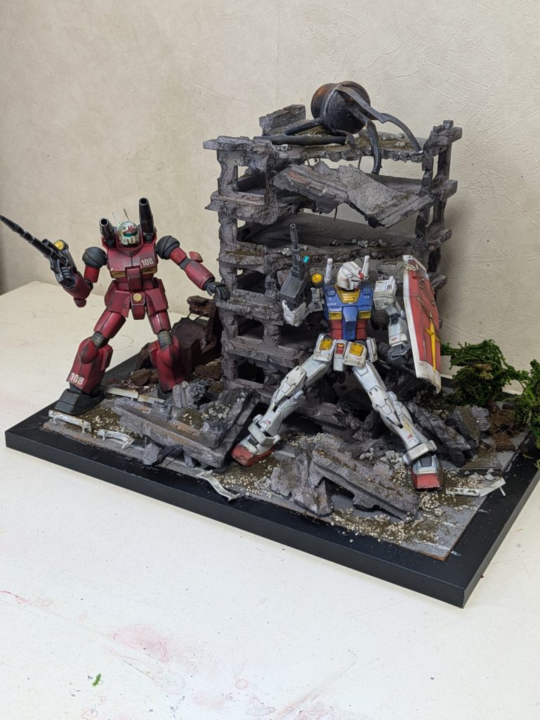 全体。ピルの屋上には壊れた給水タンク、ビルの横には倒れた木などを置き全体の荒れ果てた雰囲気が出るように…