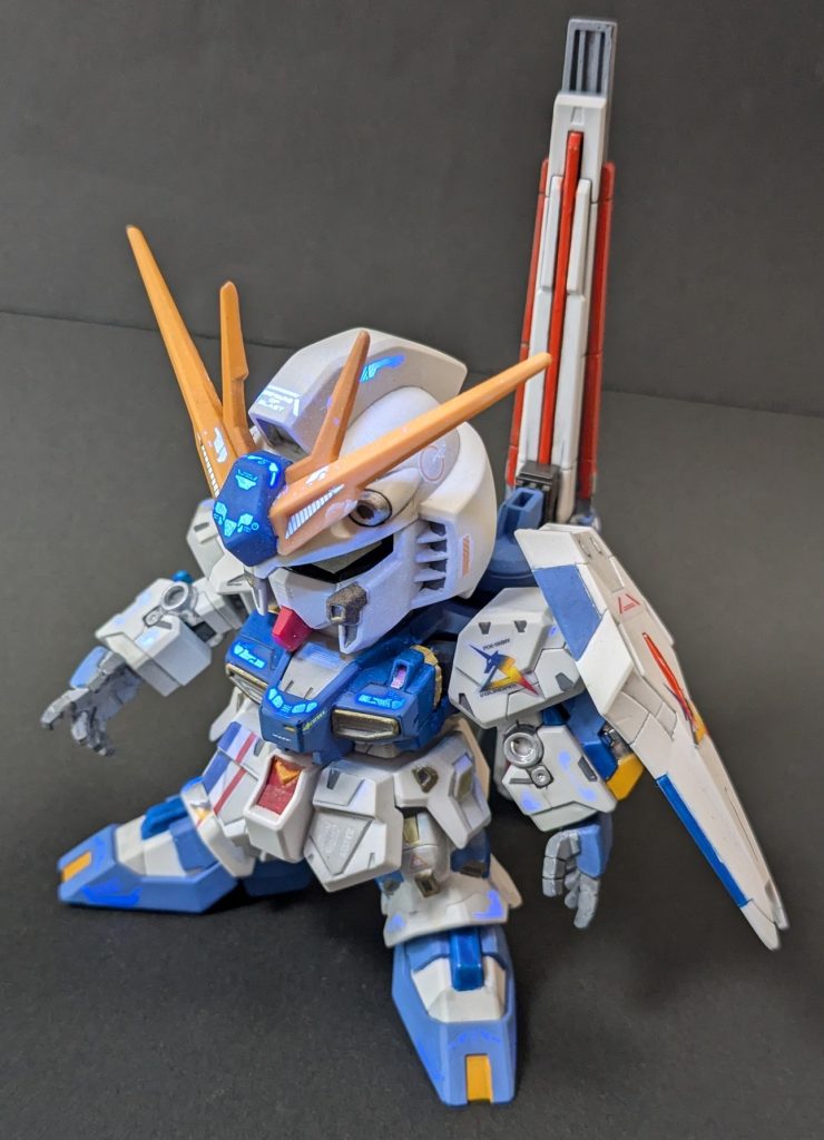 各所に青くUV発光するデカールを貼っています。SDはデカールを貼る広い面が多くて楽しいです