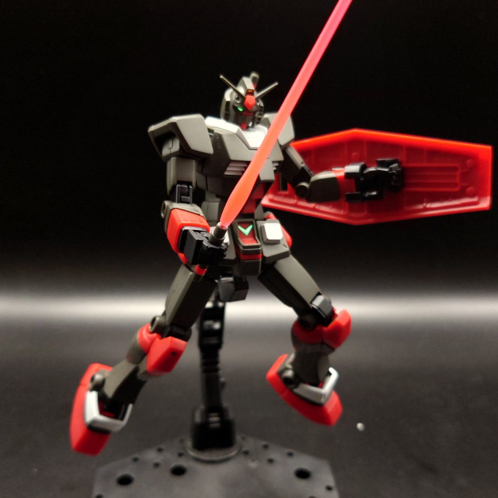 カラーガイドH＝水性ホビーカラー　G＝ガイアノーツ■アンクル部　Hホワイト■ツインアイ、連邦マーク　Gサーフェイサーエヴォブラック→GEXブラック→GEXシルバー→G蛍光イエロー→GEXクリアー■センサー部Gサーフェイサーエヴォブラック→GEXブラック→GEXシルバー→G蛍光レッド→GEXクリアー■バーニア部、シールドデカール部、ライフルセンサー部蛍光クリアー■サーベル部Gつや消しクリアー＋Gホワイト→つや消しクリアー＋蛍光ピンク→Gつや消しクリアー＋Gホワイト（グラデーション塗装）■スミ入れなし■トップコートH半光沢クリアー