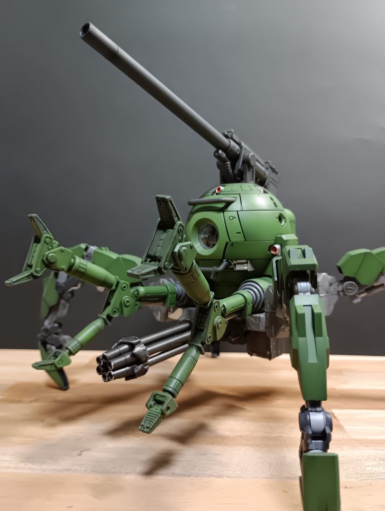 脚部が広がるのでまぁまぁ置き場所には困りますね(笑)キットの出来栄えは凄く良いです。特に脚部は塗装にこだわれるような作りだからやる気になったらもっと細かく色分けもやりやすいです。