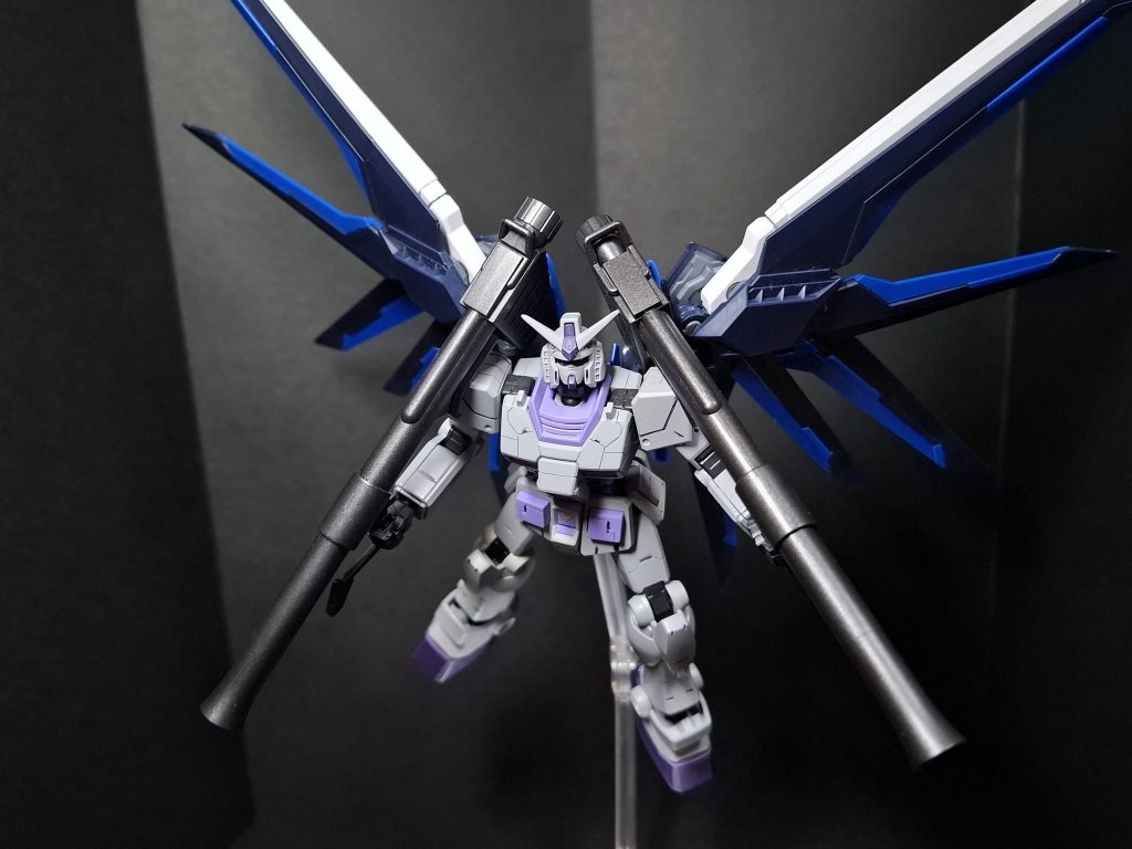 ポージング2謎の技術士官「バックパックも新調しておいたわよ」アムロ「バズーカ構える時にじゃまだな」