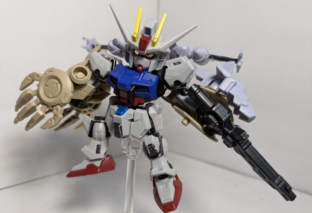 展開して、右手に大型の爪を装備しています。