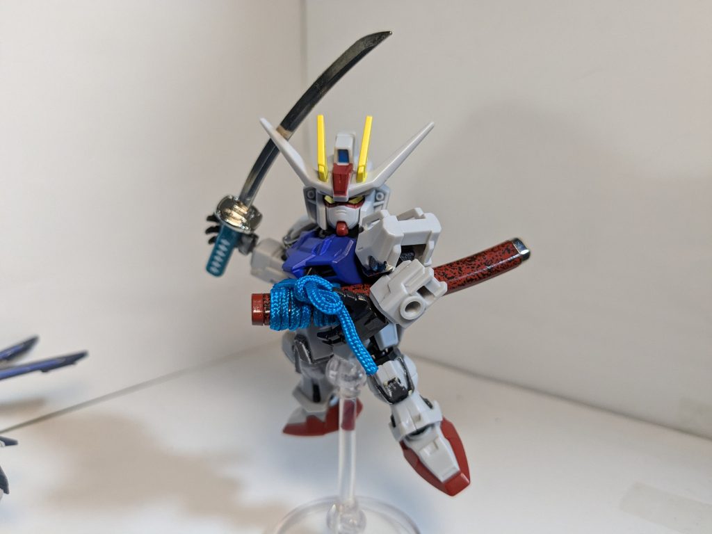 通常の手のパーツの径に合わないため、オプションパーツの平手に、両面テープで貼り付けてます。かなり大型ですね