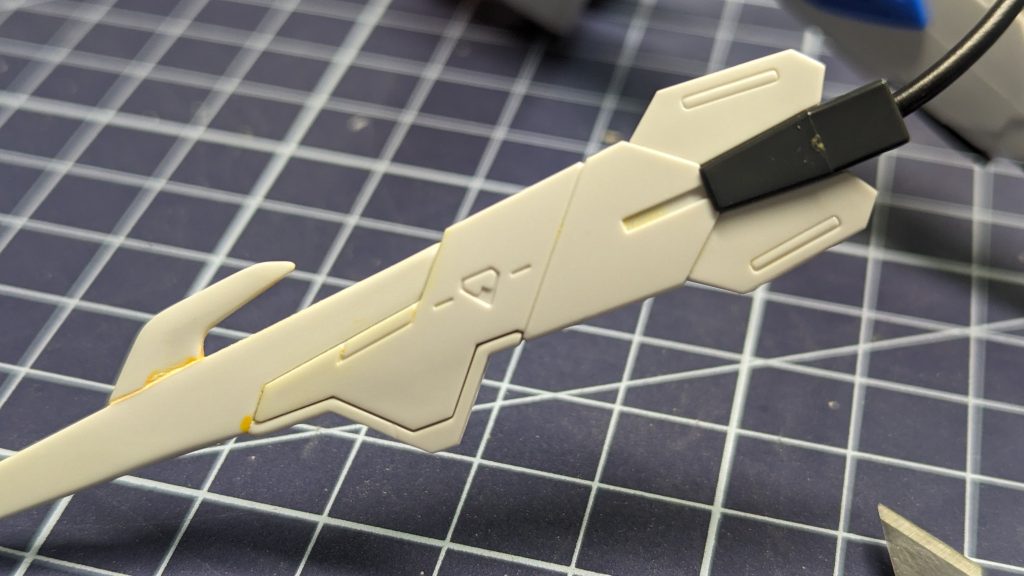 テイルブレードもマークを消して隙間を埋めます