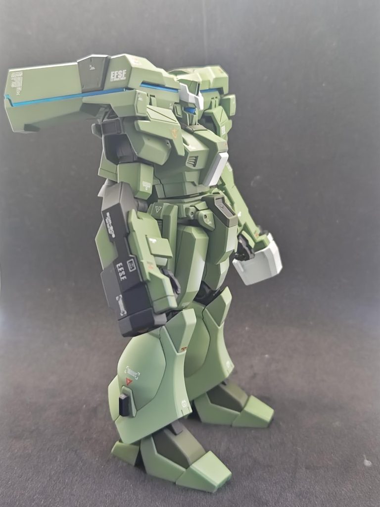 ジェガン系ってあまり作ったことないんで、色をどうするか悩みましたが、手元にある塗料で塗装しました。