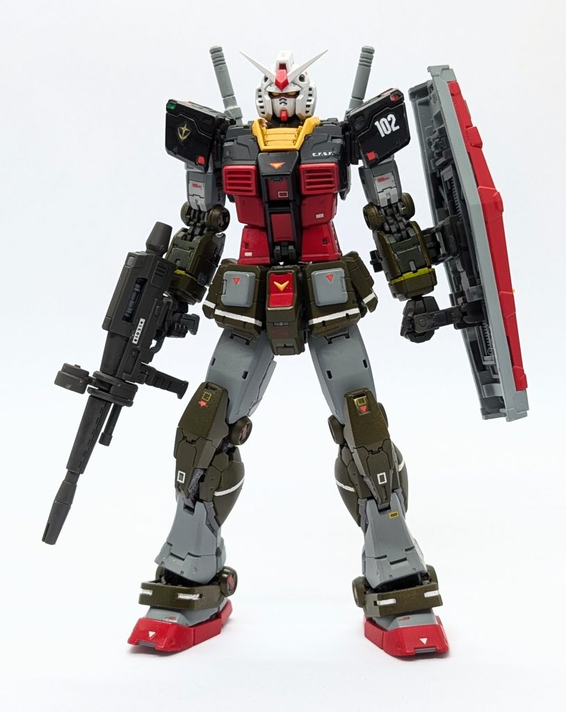 胸のダクト以外は完璧な造形だと思います。付属のシールは肩の方向灯のみ、ありもののデカールを貼りました。