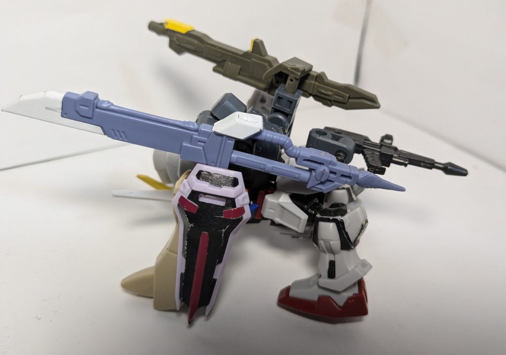 後ろにも尻尾に見立てたビームライフルを装備