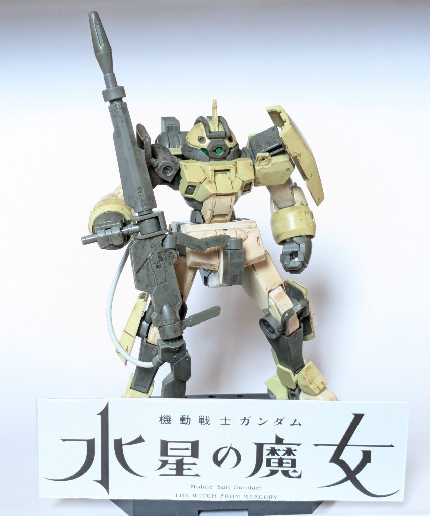 前から。全体的に汚しました。ライフルの下の部分が取れかかってますね(gundam-kao10)