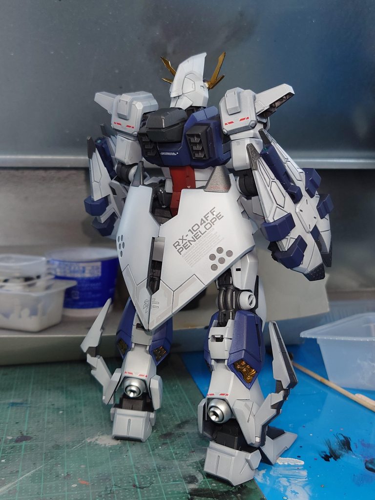 サードパーティ製の水転写デカールを貼り付けています。フライトユニット側に大量にあるので、オデュッセウスガンダム側は控えめです。 ロービジ塗装を意識して、全体にくすんだ色合いにしています。 ホワイト部 ディアクティブホワイトブルー部 ティターンズブルー2関節部 MSグレー連邦系ゴールド部 スターブライトゴールドにクリアオレンジ基本的に黒サフからの塗装です。 ここまでやってまだ4割程度。ペーネロペー恐ろしや。