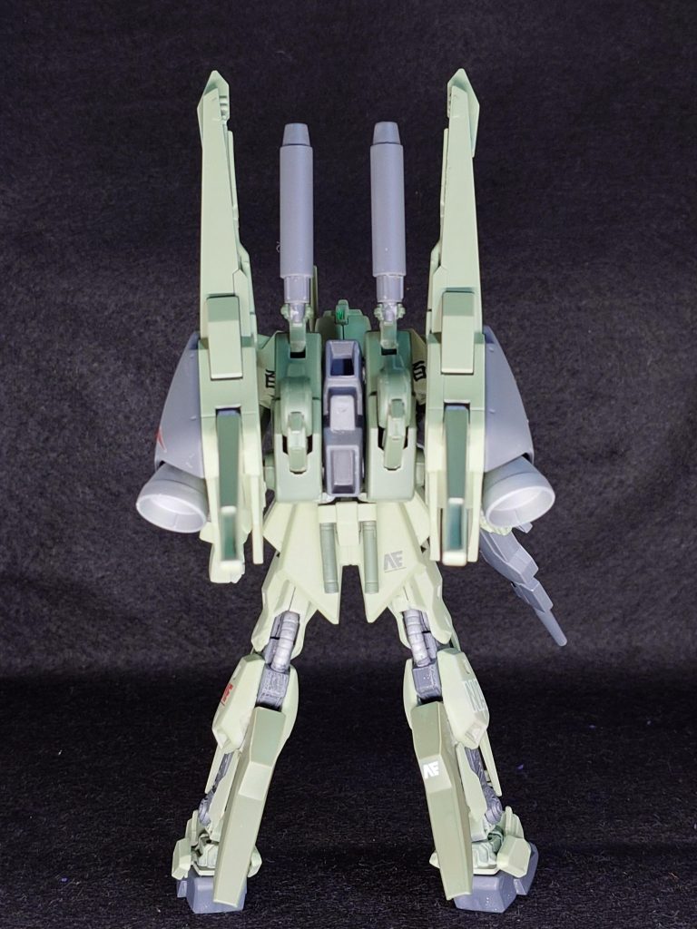 バックショット。ふくらはぎにはスラスターを増設。