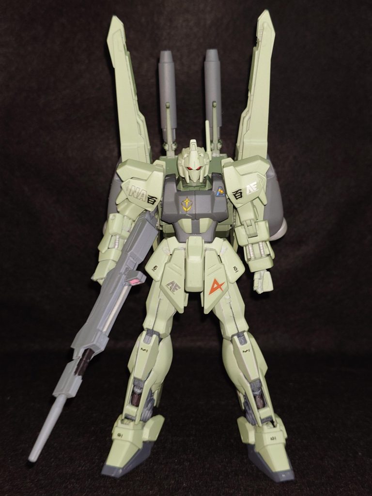 正面の全体像。足にもスラスターを増設すれば良かったかな?