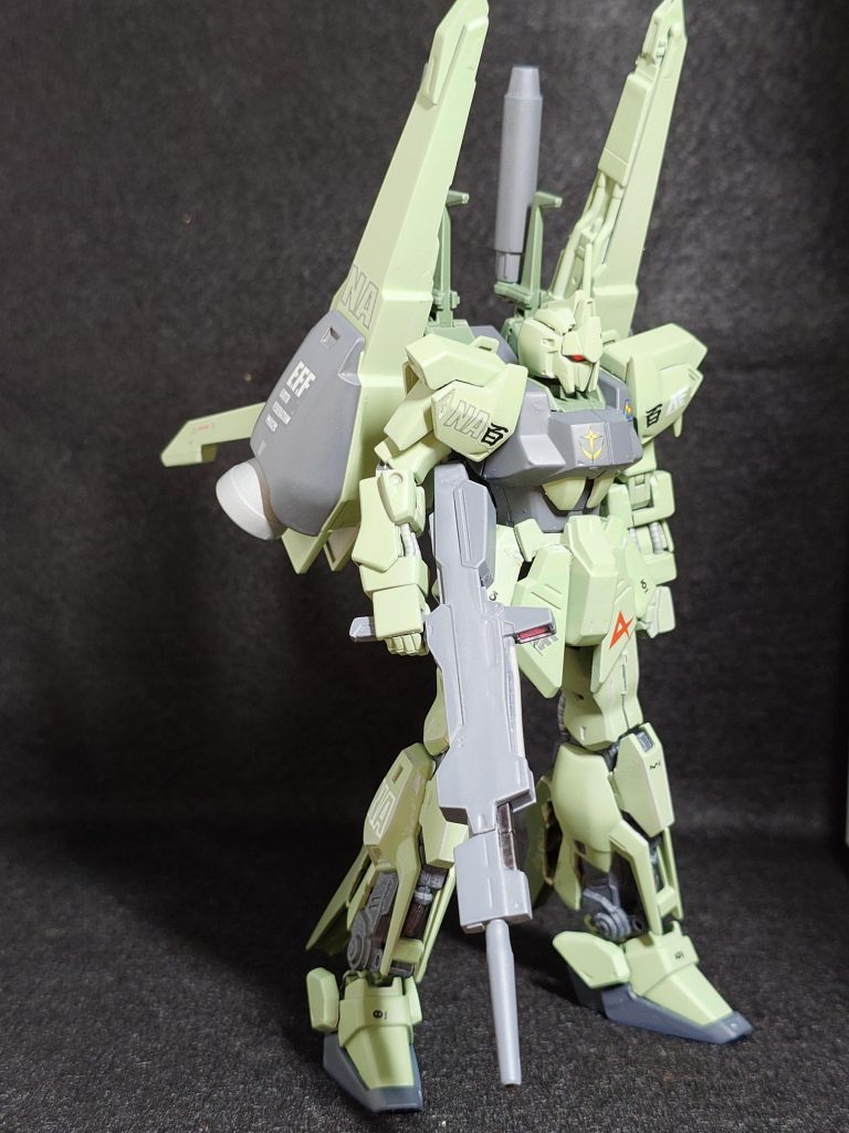 こちらは別角度から。Zガンダムのビームライフルは少しでかいかな…