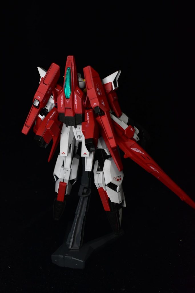 背面 このキットはガンダムAGEの放送当時に某家電量販店の投げ売りワゴンで入手したもので製作してから12年間ずっと棚の端に飾っていたものです地味に正月の地震すら生き残った豪運野郎たぶんうちのガンプラの中では最古参の一人