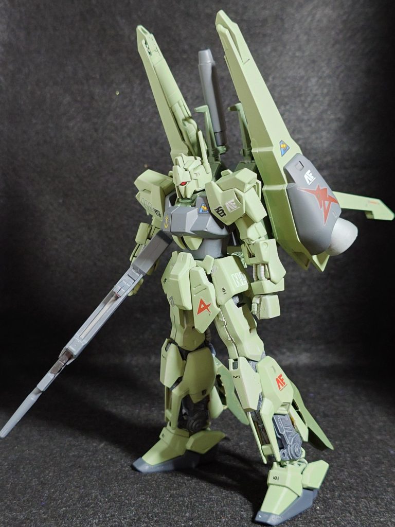 少し引き気味での撮影。アムロ専用と言う事でマーキングも有ります。意外とドーベン・ウルフのバックパックがハマってます。