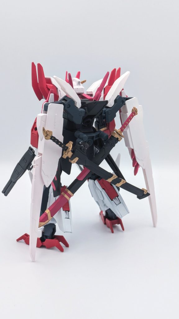 背面から。刀2対をX字状に配置する。これは譲れません。刀はガーベラ・ストレートですが、アストレイ、ビルダーズパーツとで若干の違いがあります。