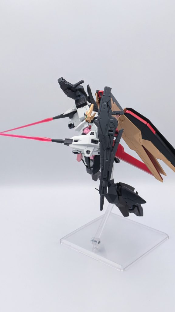 ビームサーベル展開。腕部の盾はサーベルを発振出来るビームガン兼実体盾というペーネロペーのコンポジットシールドと同じ性質を持ったビット、という設定です。