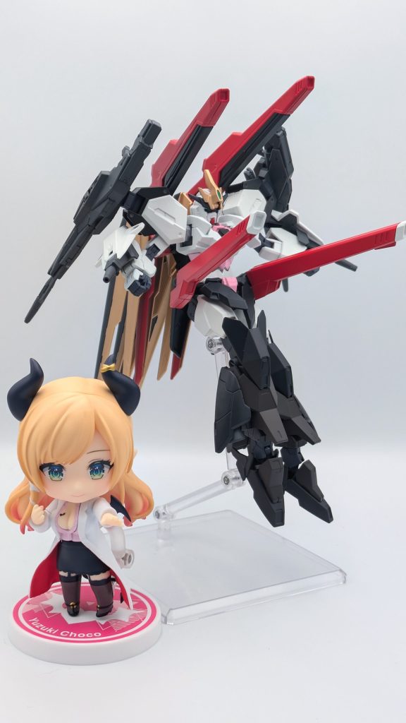 フルバーストモードでねんどろいどの癒月ちょこと一緒に。実弾・実体兵装は無いので、Iフィールド、ヤタノカガミ搭載機には無力…。そう考えると宇宙世紀とかのMSって結構考えられてますね。