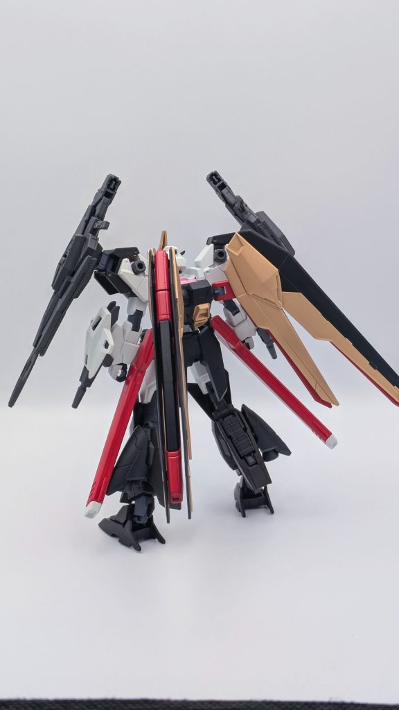 背面から。今回はコアドッキングカスタム仕様のバックパックを撤去して機動ウイングを装備しているので、他の2期生モチーフと違ってバックパックの換装は出来ないです…。