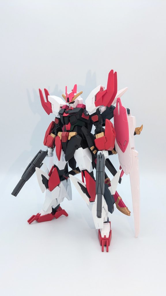 正面から。ベースはプルタイン、マーズフォーで、ほぼその2つで構成されています。他の2期生イメージ機に比べて改造は控え目ですが、赤は3色、白は2色使って少し拘ってます(笑)意外とスタビライザーを接地させないと自立出来ない程度にはバランス悪いですw