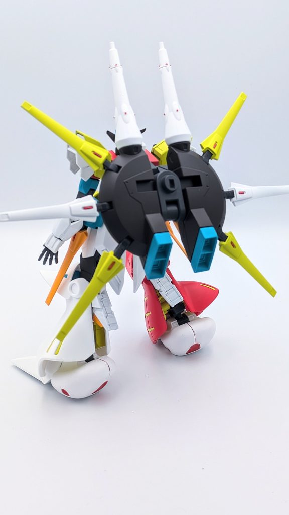 背面から。強度、デザインの関係上、ドラグーンプラットフォームは斜めにすることにしました。旧HGのSEEDキットは一回り小さめなので今風のサイズ感で出して欲しい…