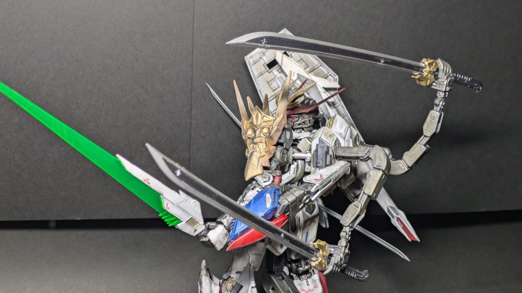 折りたたんだ背部アームは展開可能でバックパックにマウントしている大太刀を装備可能です。このアームはFAガンダムのシールドを掴んでいるサブアームから持ってきていて、大太刀を掴むために手だけをバルバトスの物に変更しています。