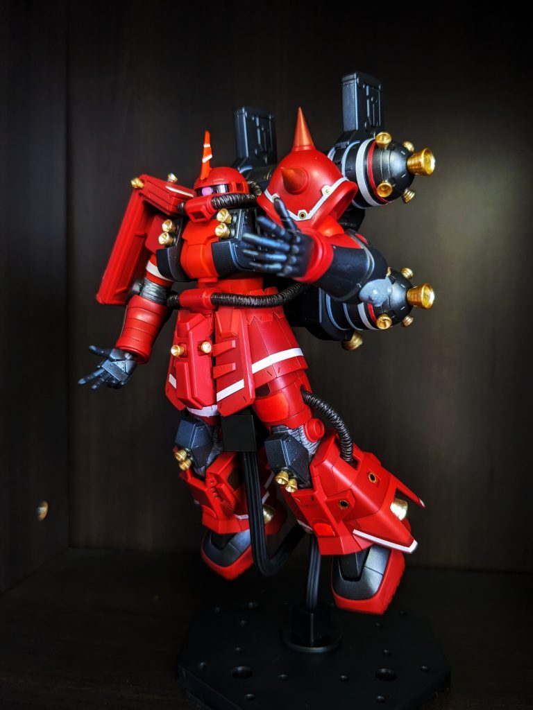 まるで、ガンプラの世界に誘っているかの、ポーズが撮れました。こっちゃ こいこい!