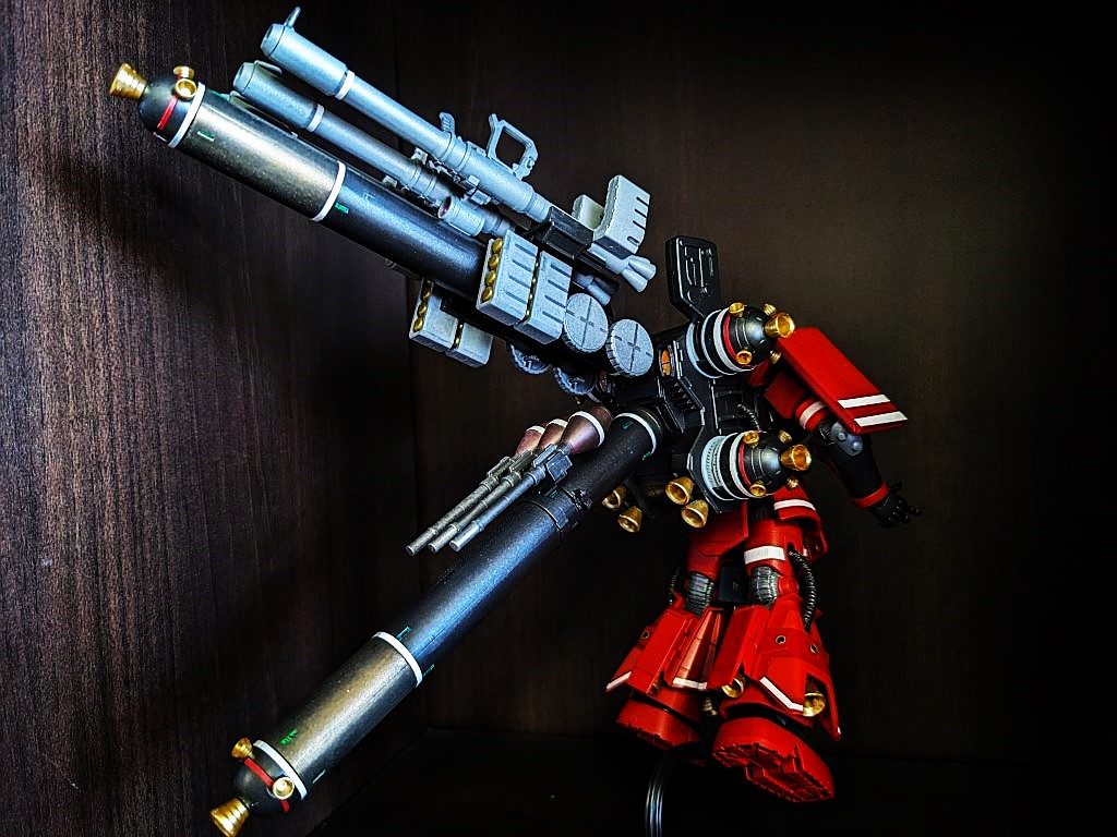 サイコザクといえばこの重装備、塗装も大変でした。このサイトで皆様方の作品を参考にカラーリングを決めました。遠目で見るとマステのラインなども悪くないですね