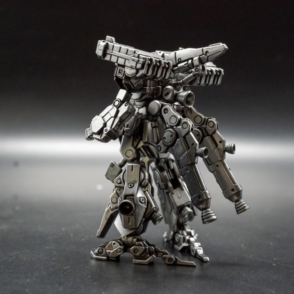 メタリック塗装とスミ入れだけでも、凄いディテールです。これで、満足です(^_^;)実験は、マルチプライマー吹けば、塗料はなんでも良さそうですね(^_^;)デメリットは、マジックリンで塗装を落とせない。アルコール系やラッカー系で落とせるけど、パーツが割れるリスクがあるので、難しいところでしょうか(^_^;)気軽に色を変えて楽しむなら、アクリジョンで塗装するのが、良いですね。