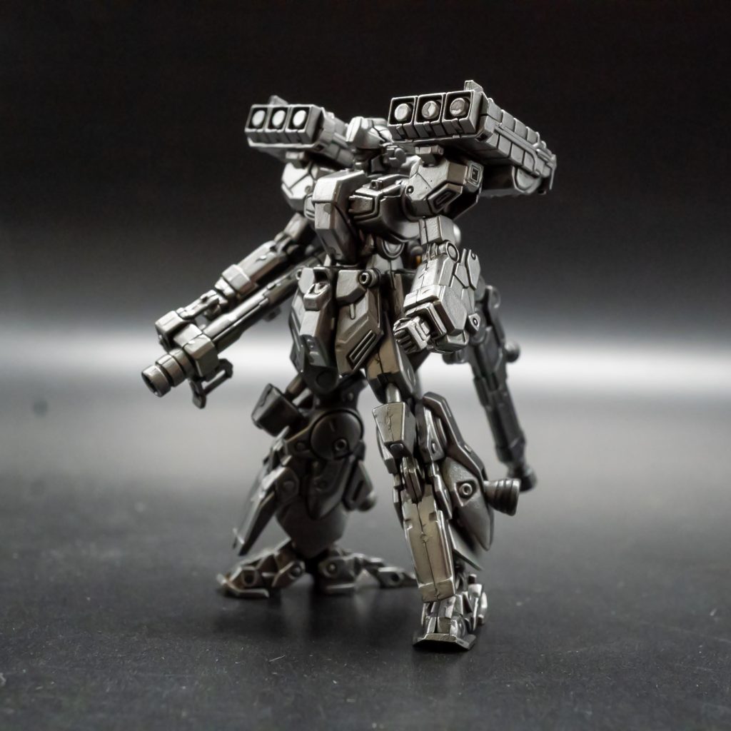 素材がABSなので、割れるリスクを考えると、下地は、アクリジョンベースカラーか、ガイアマルチプライマーなのかなと思い、今回は、マルチプライマーを選択。アクリジョンは、安全ですが、個人的にはですが、乾燥が早く、エアブラシだと難しい。塗膜が厚くなる、などの理由で、マルチプライマーを選択。