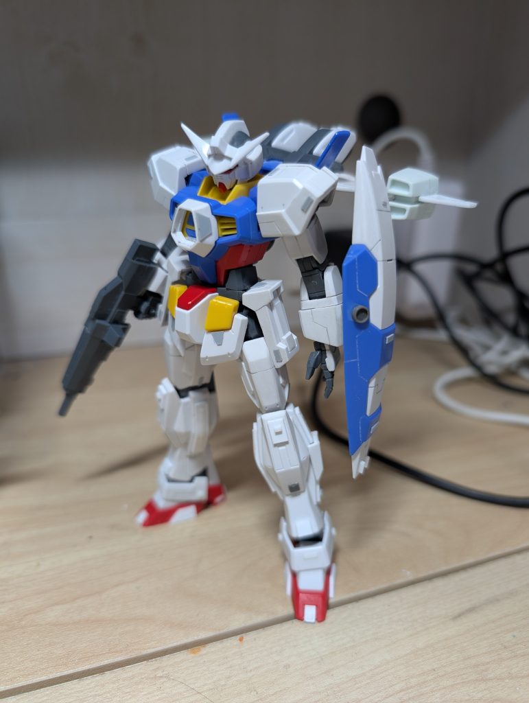 ディテールを追加し終わったところです。脚部など少し細い気がしたので、幅増しではなく、プラ板等で凹凸付けてボリュームを出すことにしました。