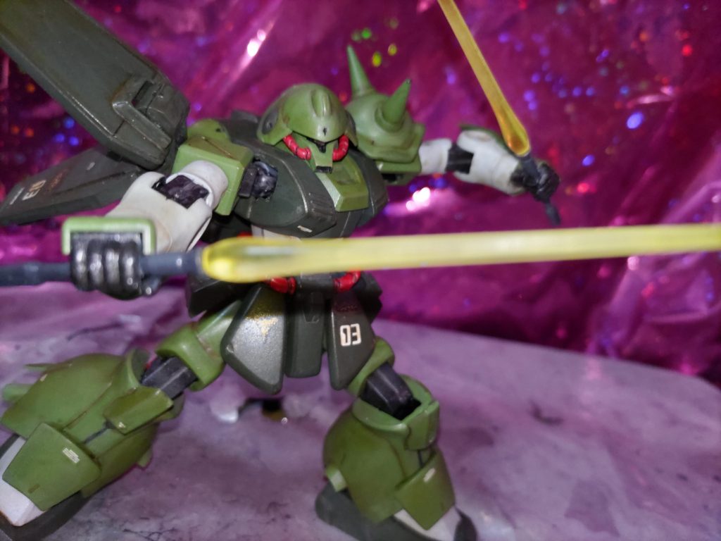 ビームサーベル二刀流!左手は昔、Bクラブ販売されていたHGUCマラサイ用レジン製ハンドパーツを使いました。