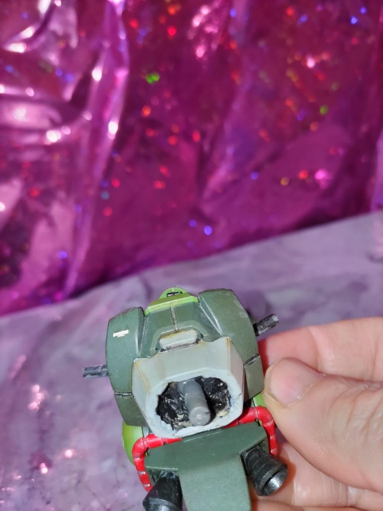 腰部もボールジョイントを仕込んで前後左右の曲げ、引き出し式にして可動範囲を広げています。