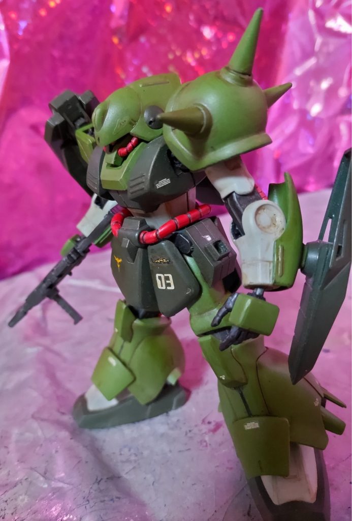 昔のマラサイの旧キットの説明書かなんかにハイザックのオプションシールドが取り付けられるみたいなことが書いてあったので、両腕にポリパーツを仕込んで、シールドを取り付け可能にしました。