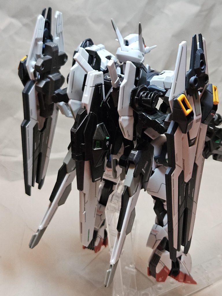 シールドはコトブキヤのジョイントセットで接続。フェネクスのシールドのような懸架も可能。