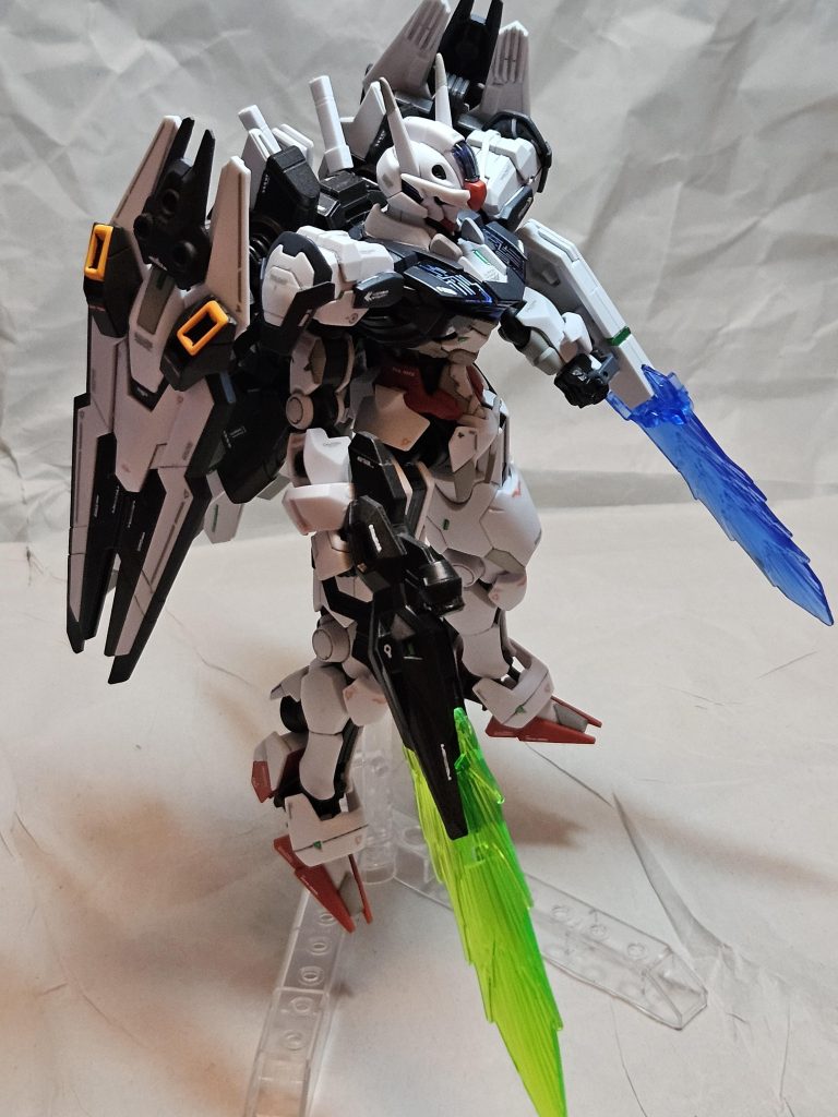 シールドはさらにビームサーベルも展開可能。高出力のビームサーベル二刀流。バックパックには通常のビームサーベルを二本設置。