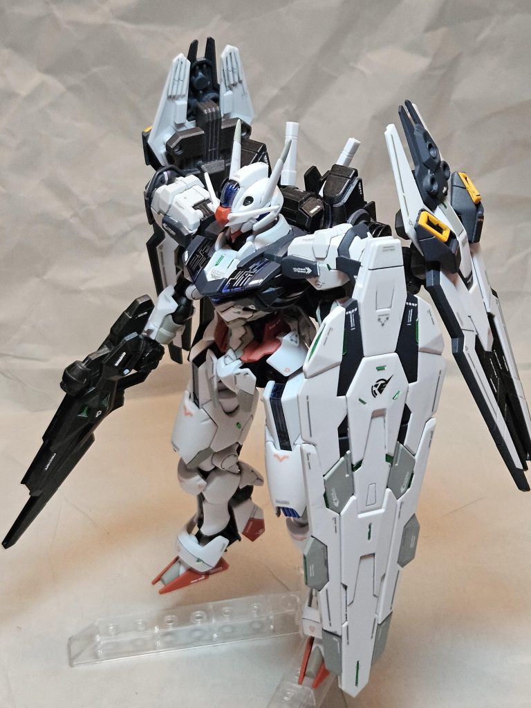 シールドモードルブリスの盾はビットでの運用を主に想定していましたが、盾状態が塗装したら思った以上に格好よかったので、この状態を基本にしました。シールドは腕に直付けから持ち手に変えています。