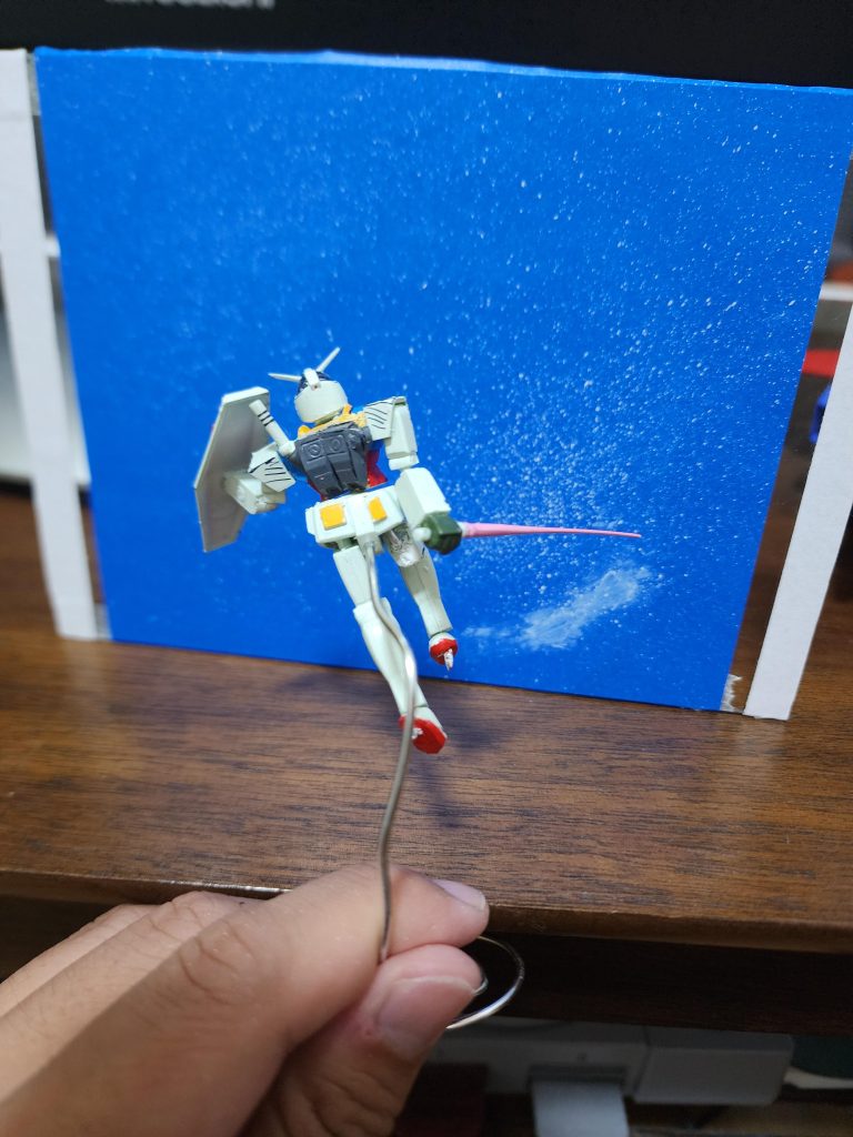 後ろからま、まぁ後ろから見るものでは無いから多少は…キットそのままのスリッパ部分だと大きすぎたのでエポパテ削り出してそれっぽく塗ってます