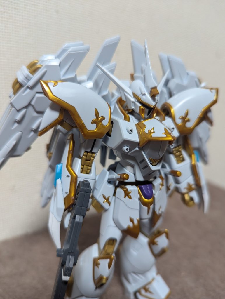 顎のパーツが折れてしまったのでもう片方も切断し面合わせしました笑