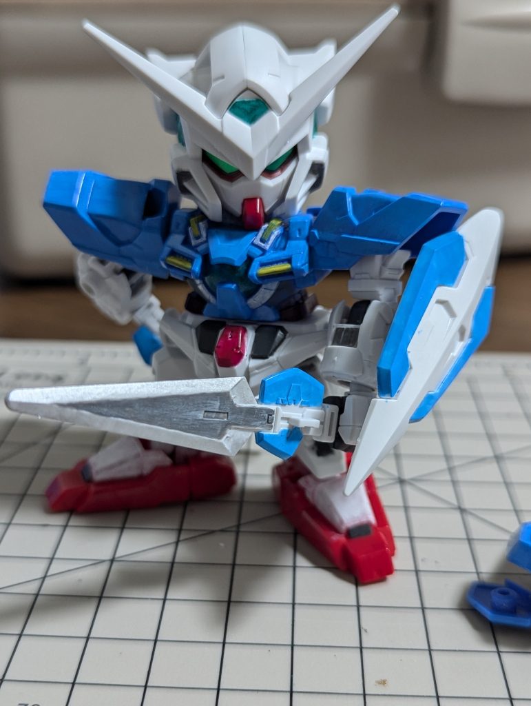 青や赤が下地の部分は上手く残しながら塗れたかなと思うんですが、白下地はなんか塗料ののり方が違うのか難しくてほとんど塗り潰すカタチになってしまいました…メインの青は息子が好きなスカイブルーにしました。GNブレイドは、実体剣が白なのがちょっと気になったので自分解釈で色を変えました。